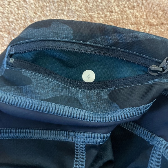 Lululemon New York City Soul Cycle blue camouflage cropped leggings, size 4 - Picture 5 of 6